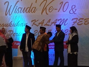 Pemyerahan medali kepada wisudawan /Wisudawati FEBI ke-10 di Ballroom lantai 5 Harris Hotel, Semarang. Senin, 4/3/2019.