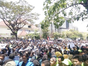 Ribuan mahasiswa saat melakukan unjuk rasa di depan Kantor DPRD Jateng, Selasa, (24/9/2019).