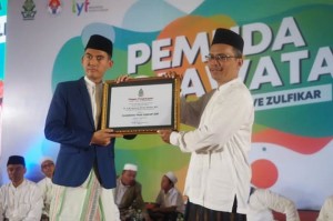 Asrorun Ni'am saat menerima penghargaan dari Rektor UIN Walisongo Semarang Imam Taufiq dalam acara Pemuda Sholawatan di Audit 2 Kampus III UIN Walisongo Semarang. Jumat, (4/10/2019)