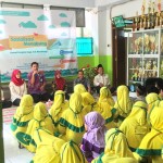 HMJ S1 Perbankan Syariah Ajarkan Siswa MI Menabung Sejak Dini
