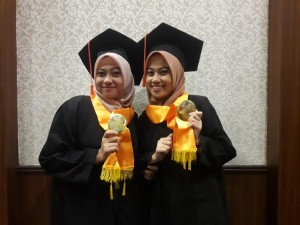 Si Kembar dengan IPK Sama, Kantongi Predikat Mahasiswi Terbaik