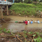 Tim KKN MIT Ke-IX Posko 68 UIN Walisongo Siaga Antisipasi Banjir di Pecangaan, Jepara