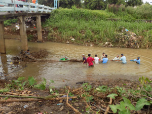 Tim KKN MIT Ke-IX Posko 68 UIN Walisongo Siaga Antisipasi Banjir di Pecangaan, Jepara