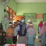 Mahasiswa KKN Kelompok 17 UIN Walisongo Salurkan 300 Face Shields ke TPQ