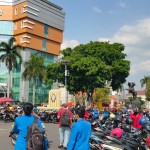 Demo Tolak Omnibus Law UU Cipta Kerja, Omset Tukang Parkir Melejit