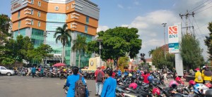 Demo Tolak Omnibus Law UU Cipta Kerja, Omset Tukang Parkir Melejit