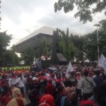 Merespon Omnibus Law UU Cipta Kerja, Ratusan Buruh dan Pekerja Kembali Turun ke Jalan