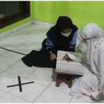 Kelompok 53 KKN RdR Lakukan Pendampingan Ngaji untuk Lansia