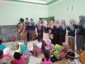 Kelompok 93 KKN RdR Ciptakan Mars untuk TPQ Miftahul Huda sebagai Cenderamata