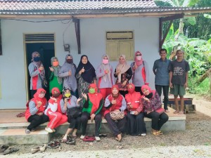 PKK dan Kader Desa Kecila Bersama Mahasiswa KKN Beri Bantuan ke Korban Bencana Alam