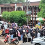 Arak-Arakan dengan Toa dan Drum, Wisudawan Merasa Senang