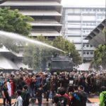 Massa Aksi Tolak UU Ciptaker Dihujani Gas Air Mata