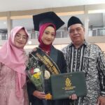 Dengan Keyakinan Hati dan Doa Orang Tua Ghina Nafsiyah Raih S1 Cumlaude