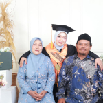Pintar Bagi Waktu antara Kuliah dan Pondok, Siti Nur Aisyah Sabet Gelar Wisudawan Terbaik