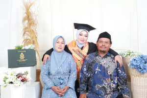 Pintar Bagi Waktu antara Kuliah dan Pondok, Siti Nur Aisyah Sabet Gelar Wisudawan Terbaik