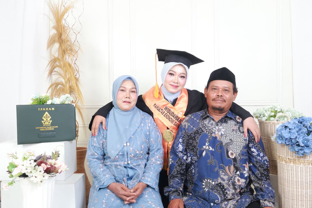 Pintar Bagi Waktu antara Kuliah dan Pondok, Siti Nur Aisyah Sabet Gelar Wisudawan Terbaik